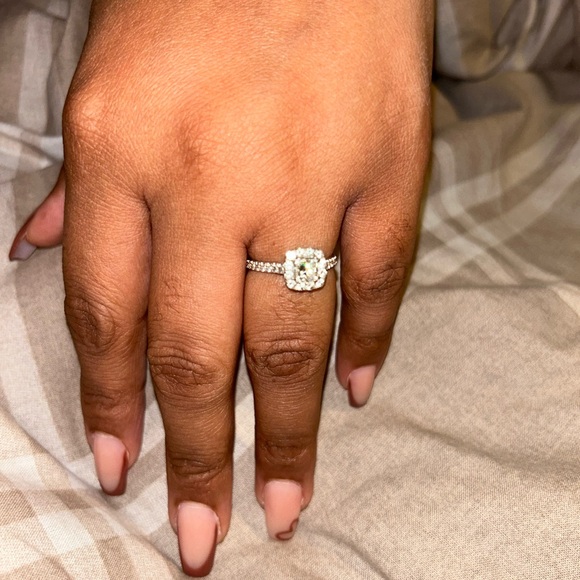 White gold engagement ring - Picture 2 of 6